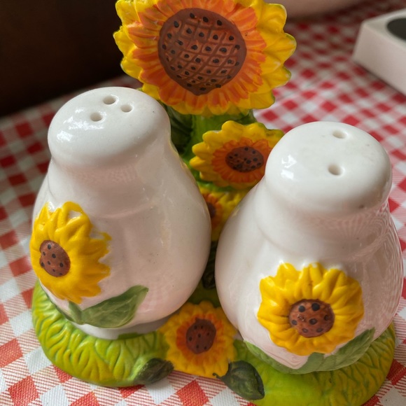2/$25 Sunflower Vintage Salt & Pepper Shakers🌻 - Picture 2 of 5
